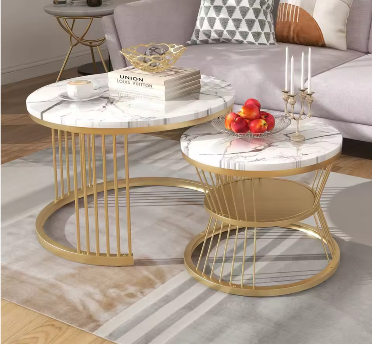 Duo de tables gigognes en marbre blanc et métal doré avec bougeoirs et fruits sur un tapis Image
