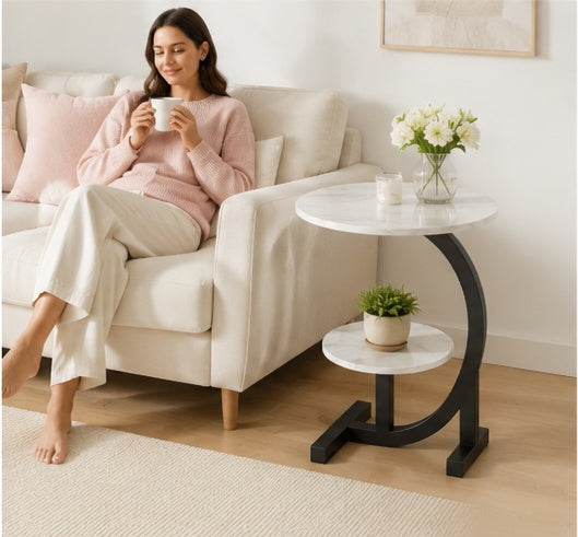 Femme assise sur un fauteuil avec la table d'appoint Calacata en marbre blanc à côté