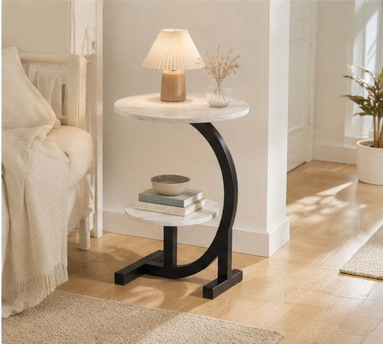 Femme assise sur un fauteuil avec la table d'appoint Calacata en marbre blanc à côté