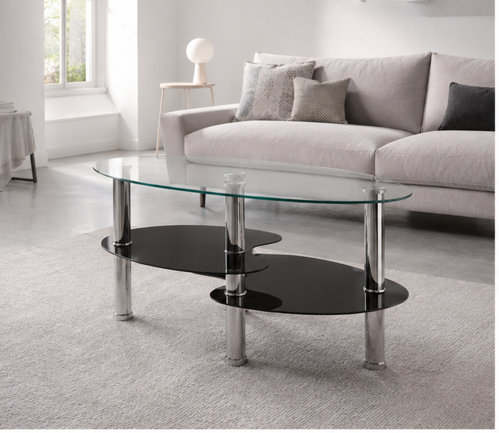 Table basse ovale en verre avec étagères noires et pieds chromés dans un salon lumineux