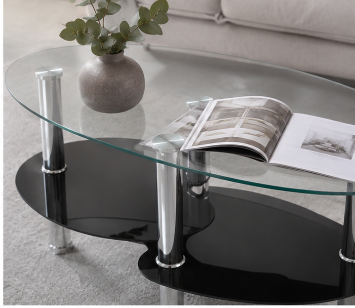 Table basse ronde en verre et fauteuils design dans un salon contemporain