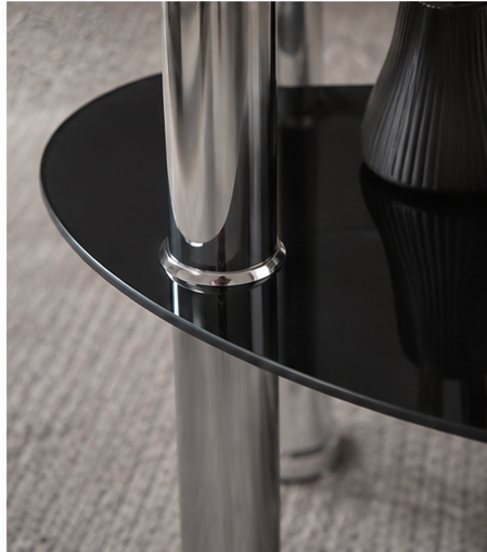 Gros plan sur le pied chromé et le plateau en verre noir fumé de la table Cristalia