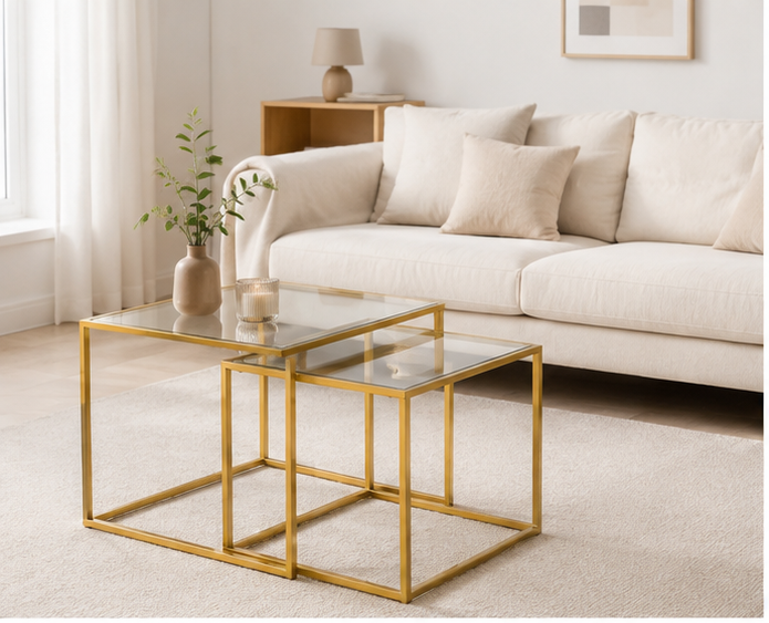 Duo de tables gigognes Cubia dorées avec plateau verre dans un salon beige