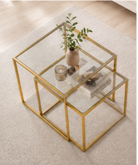 Duo de tables gigognes dorées vu de dessus avec plante, vase et livres décoratifs