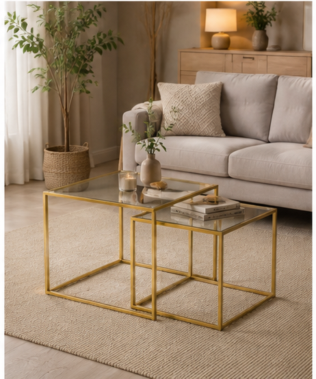 Duo de tables basses gigognes dorées avec plateau en verre dans un salon cosy