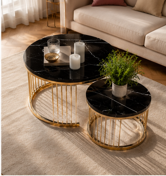 Duo de tables gigognes en marbre noir et doré vues de dessus avec bougies et plante