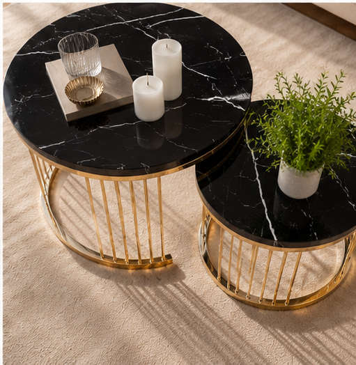 Duo de tables gigognes en marbre noir vues de près avec bougies et plante décorative