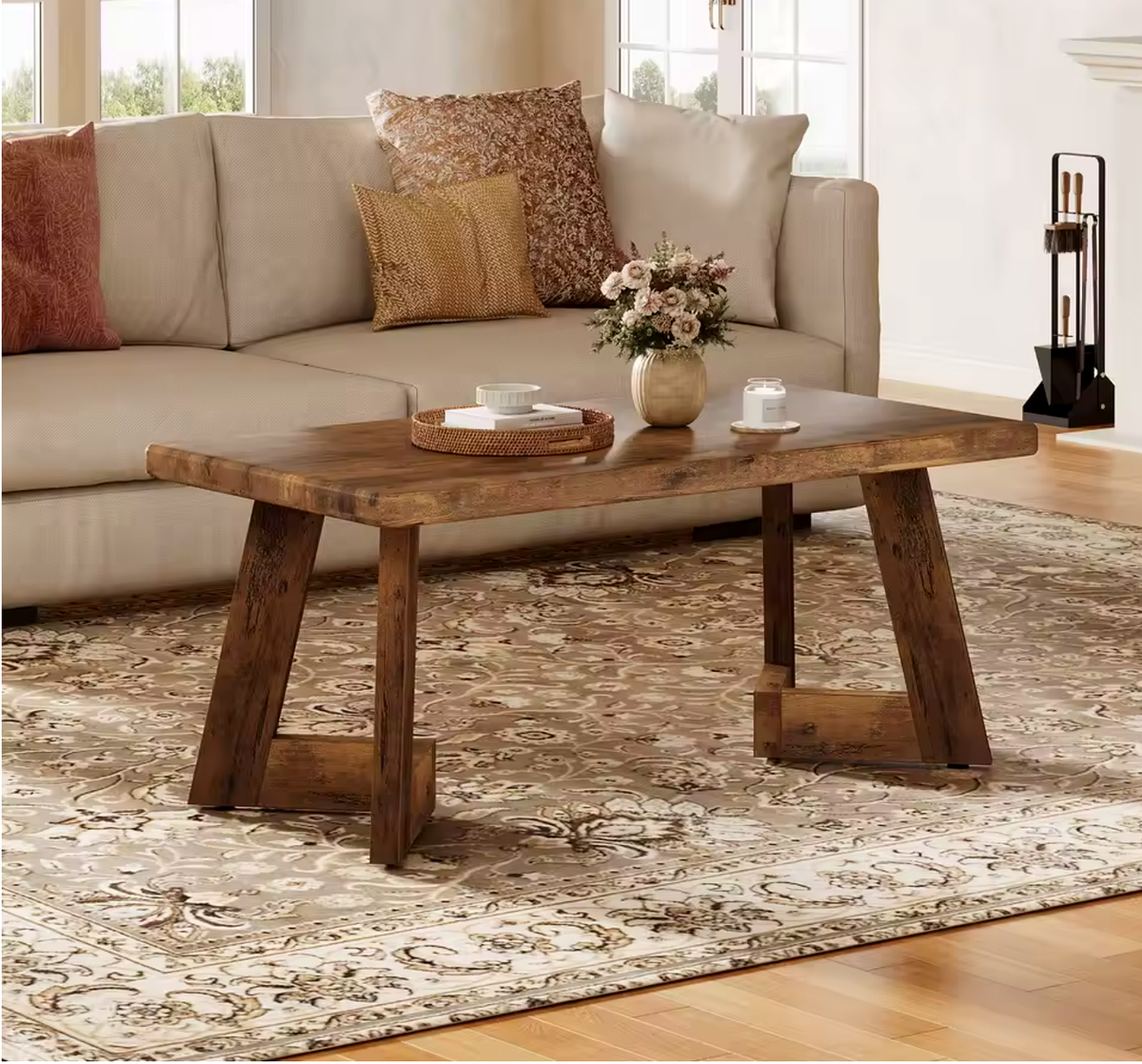 Table basse Farland style farmhouse en bois brut dans un salon avec coussins colorés