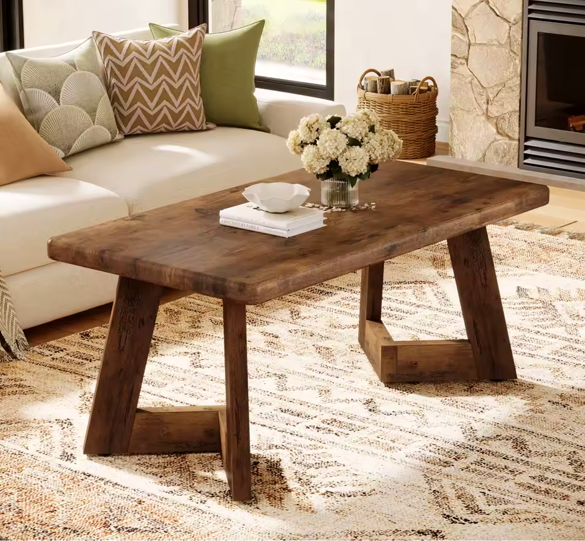 Table basse Farland style farmhouse en bois brut dans un salon avec cheminée en pierre