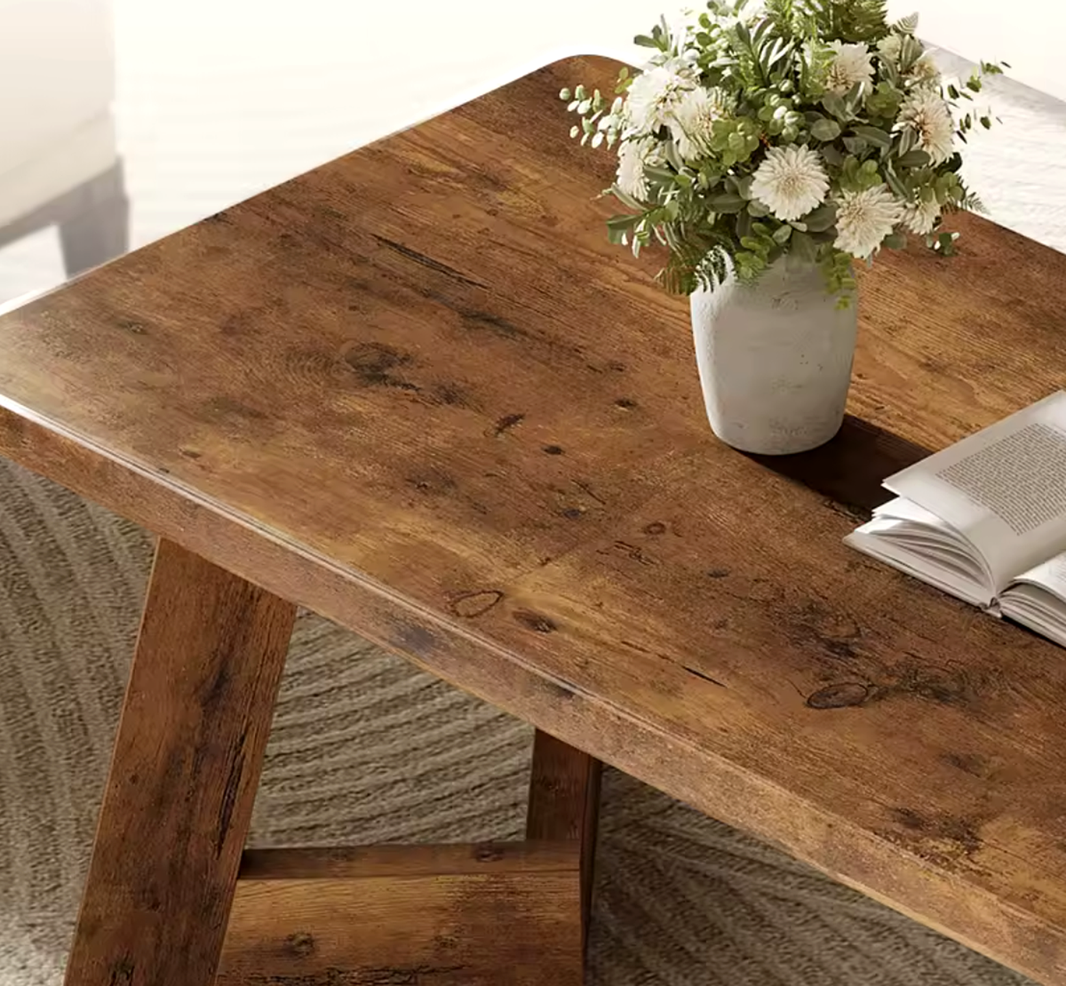 Gros plan sur la texture du bois brut et l'assemblage du pied de la table Farland