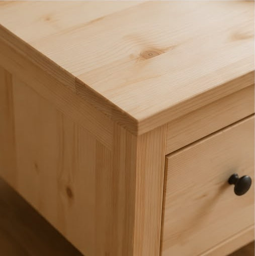Gros plan sur le tiroir et le bois de la table basse Ferrand