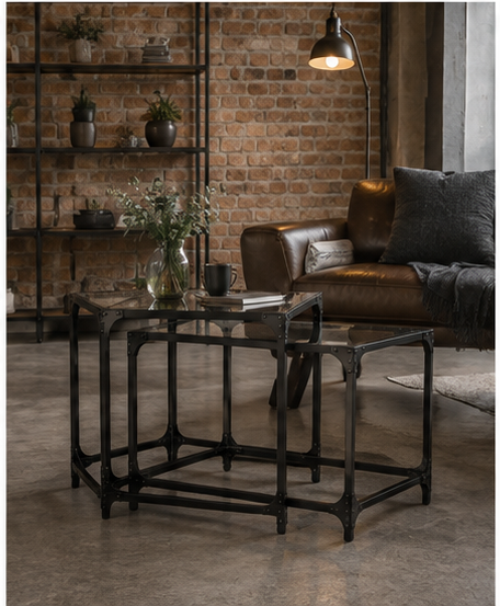 Duo de tables gigognes Forgia dans un intérieur industriel en brique