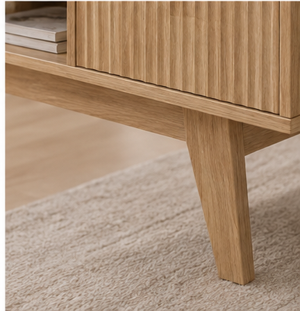 Gros plan sur le pied et le rangement en bois de la table Kalvia