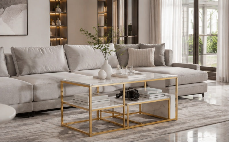 Table basse rectangulaire en marbre blanc et cadre doré dans un salon lumineux