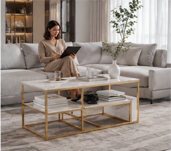 Femme sur un canapé avec la table basse Marbella en marbre blanc et cadre doré au premier plan