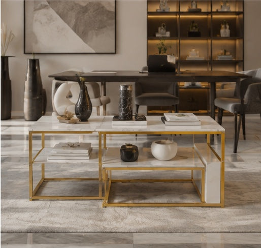 Table basse Marbella en marbre blanc et cadre doré dans un espace bureau élégant