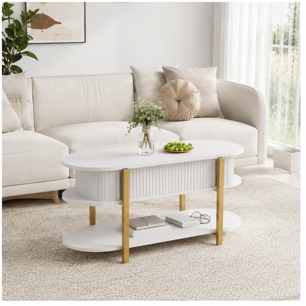 Table basse Oblina blanche et dorée dans un salon lumineux