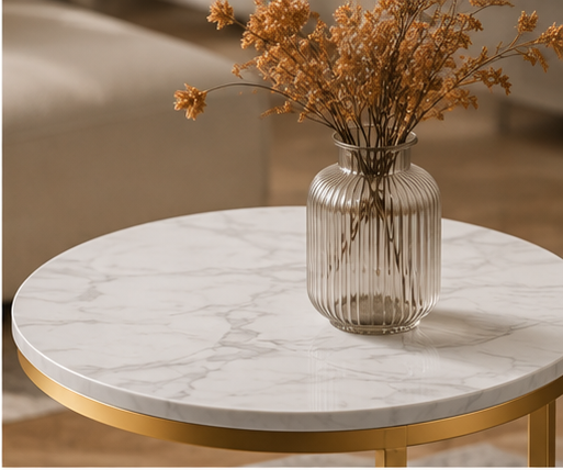 Gros plan sur le plateau en marbre blanc et le cadre doré de la table Onyca avec vase en verre