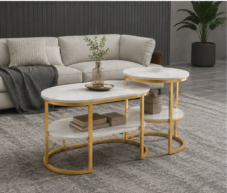 Duo de tables gigognes Onyca en marbre blanc et doré dans un salon moderne avec canapé gris