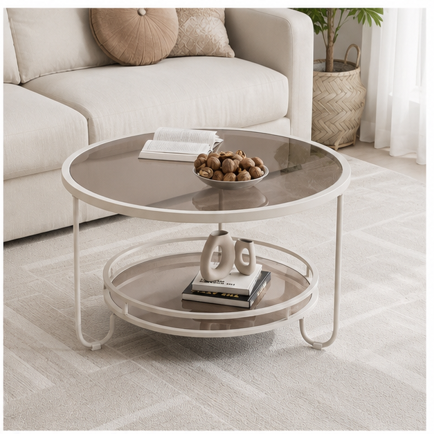 Table basse ronde en verre teinté et structure blanche dans un salon lumineux