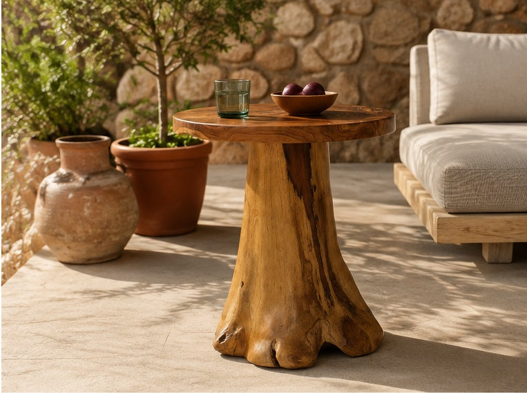 Table d'appoint Séquoia en extérieur avec verre et bol de fruits