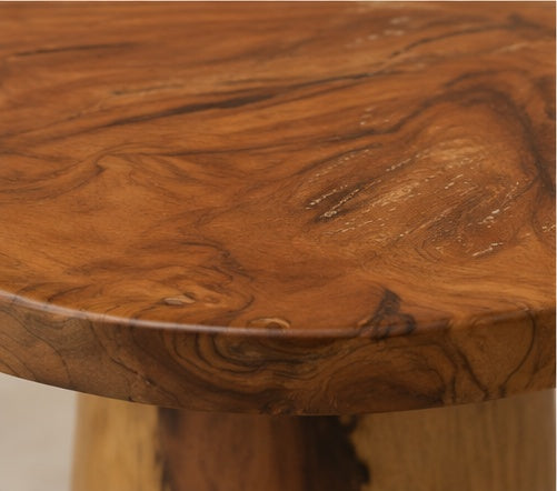 Gros plan sur les veines du bois de la table Séquoia