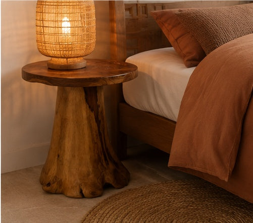 Table de chevet Séquoia avec lampe dans une chambre